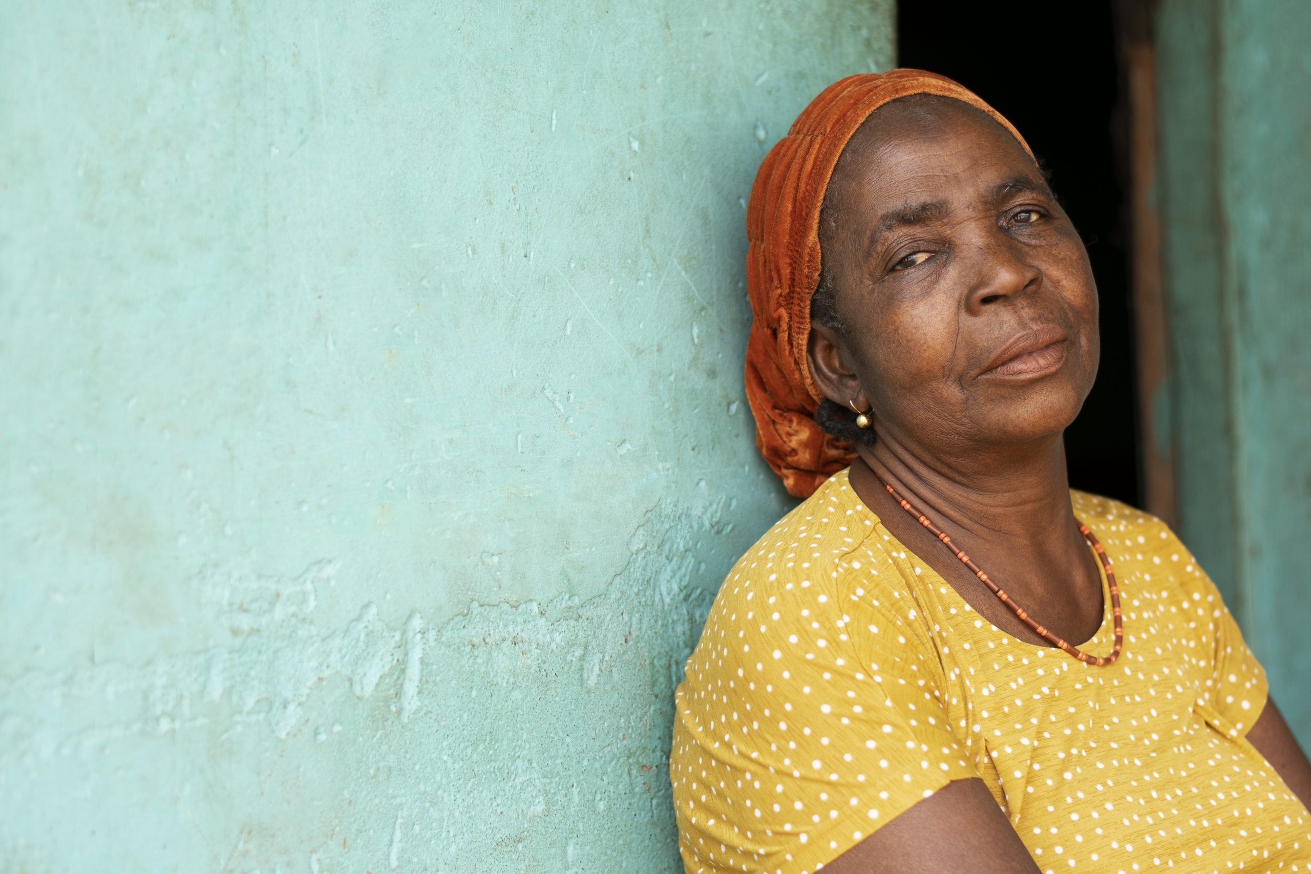 medium-shot-african-woman-exterior-portrait